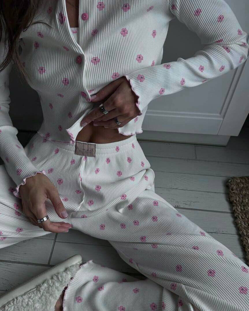 Женская пижама в рубчике с цветочным принтом.