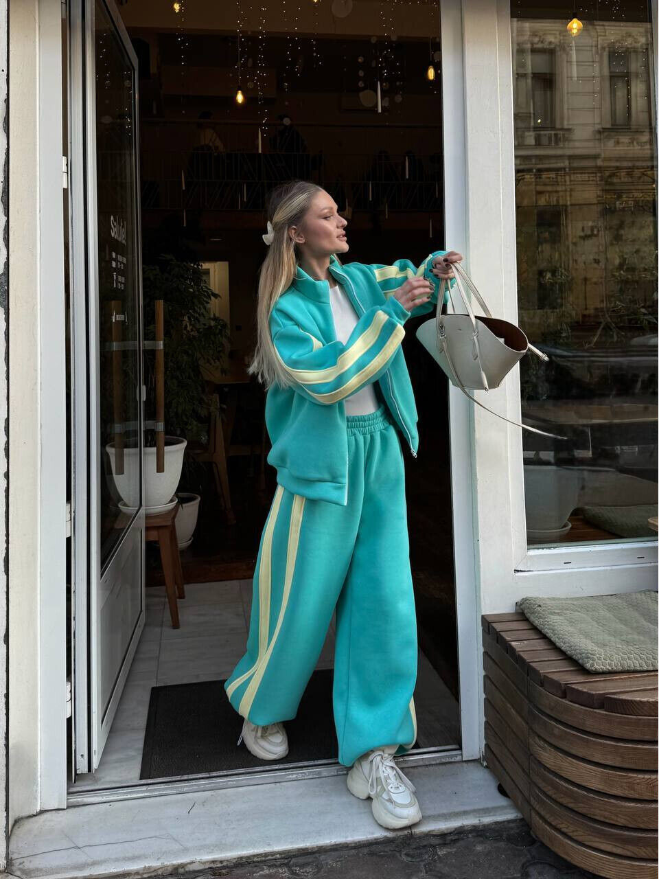Стильний жіночий спортивний костюм у трендовому поєднанні кольорів