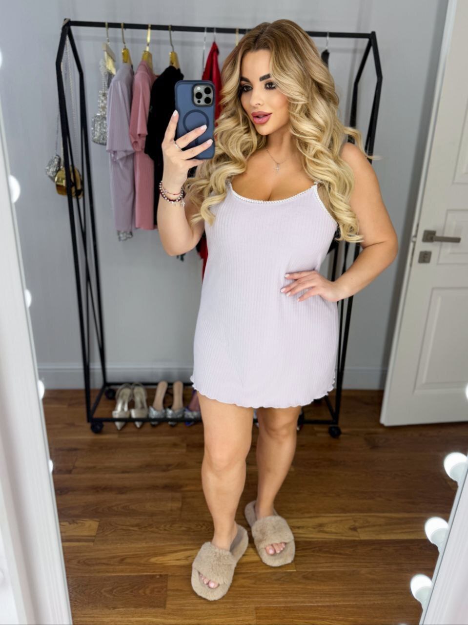 Жіноча ночна сорочка приталена на регульованих бретелях фото