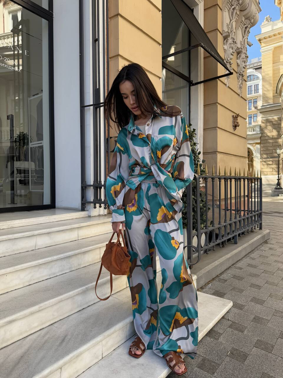 Ідеальний літній костюм з яскравого шовку