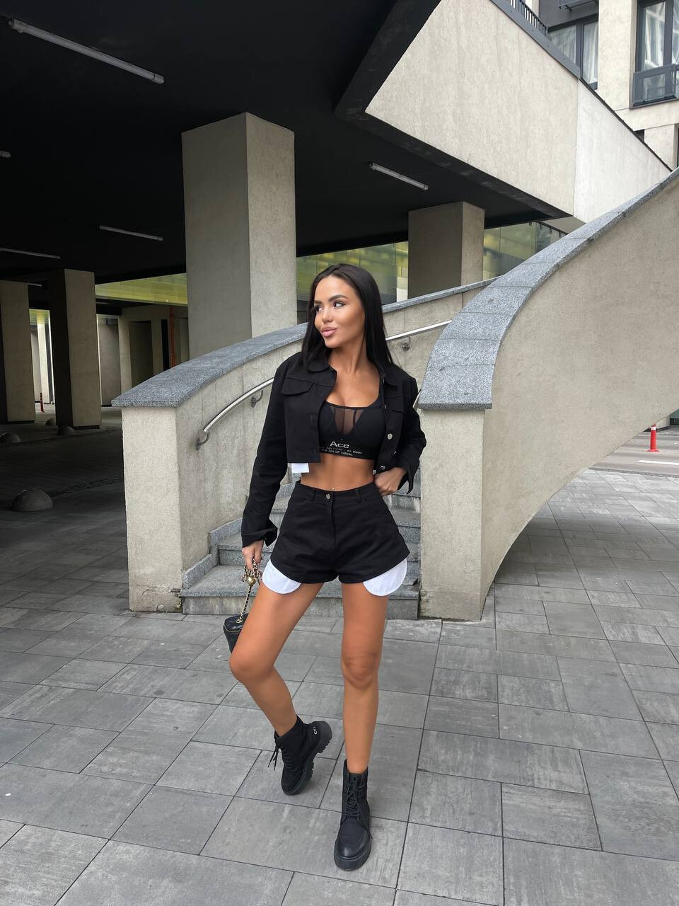 Жіночій літній костюм з шотами та укорочений піджаком