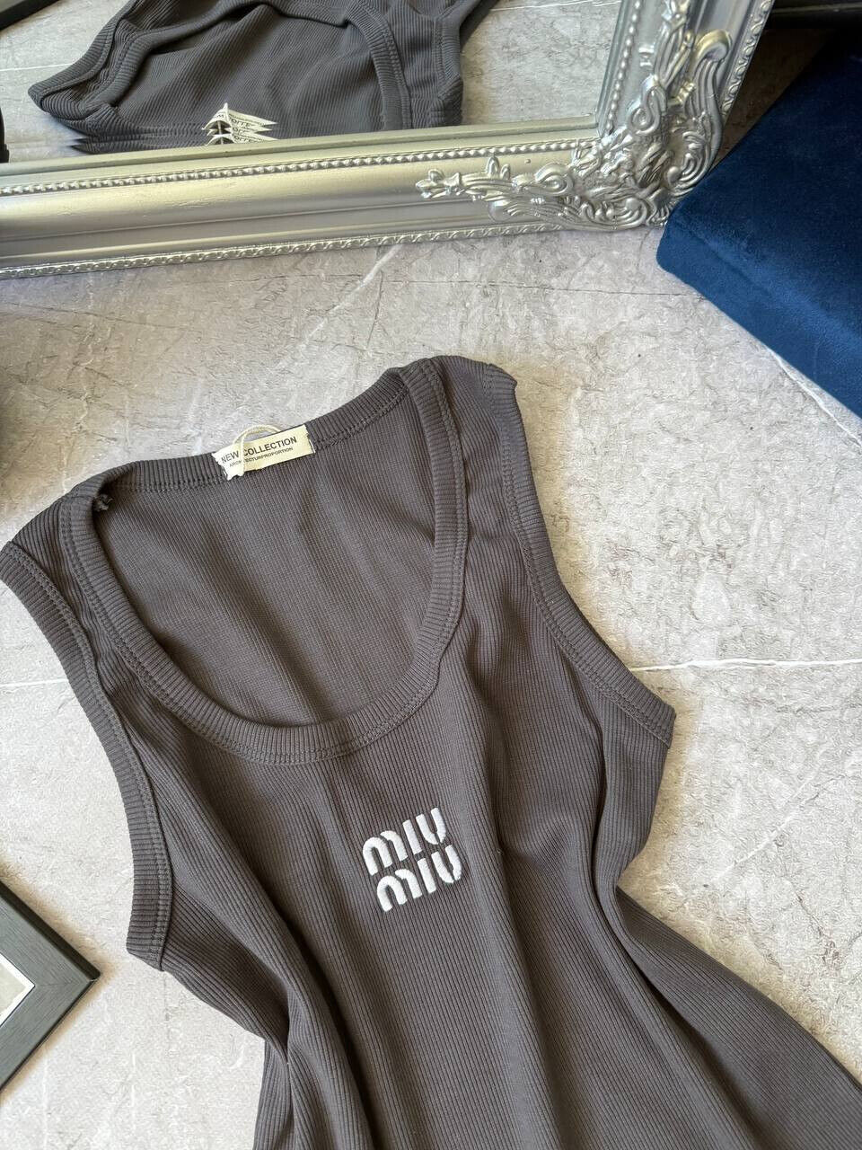 Літня жіноча майка в рубчик  з мінімалістичним лого